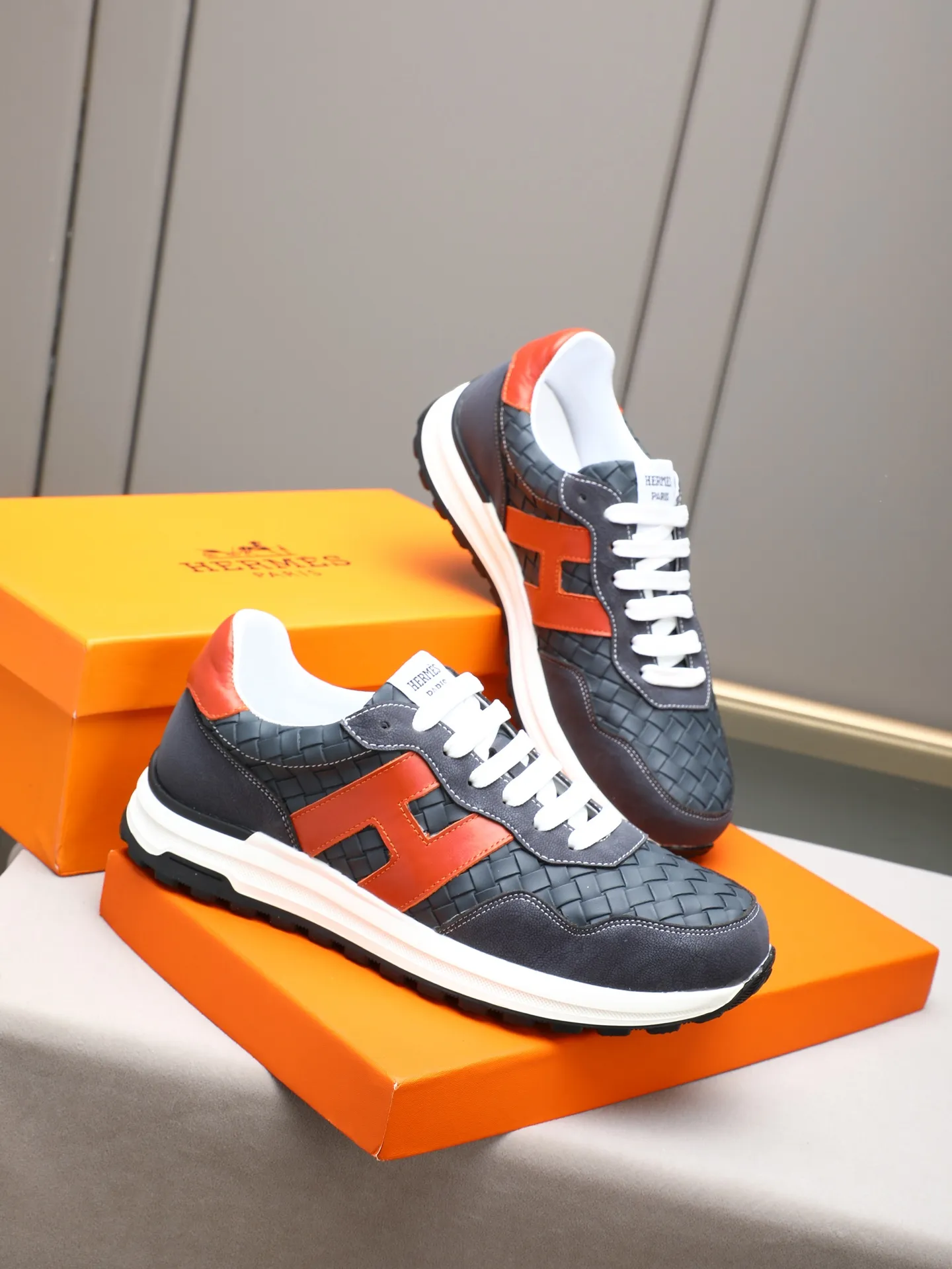 📛📛📛PPP420 (Hermes)🆕Men's color-blocked sneakers with textured calfskin details. Spliced ​​with original cowhide, this shoe draws inspiration from the equestrian world, integrating technical details and practical functions. Breathable sheep lining, original combination outsole, high-end quality, and every detail is perfectly combined! Size: 38-44 (45 can be customized)
